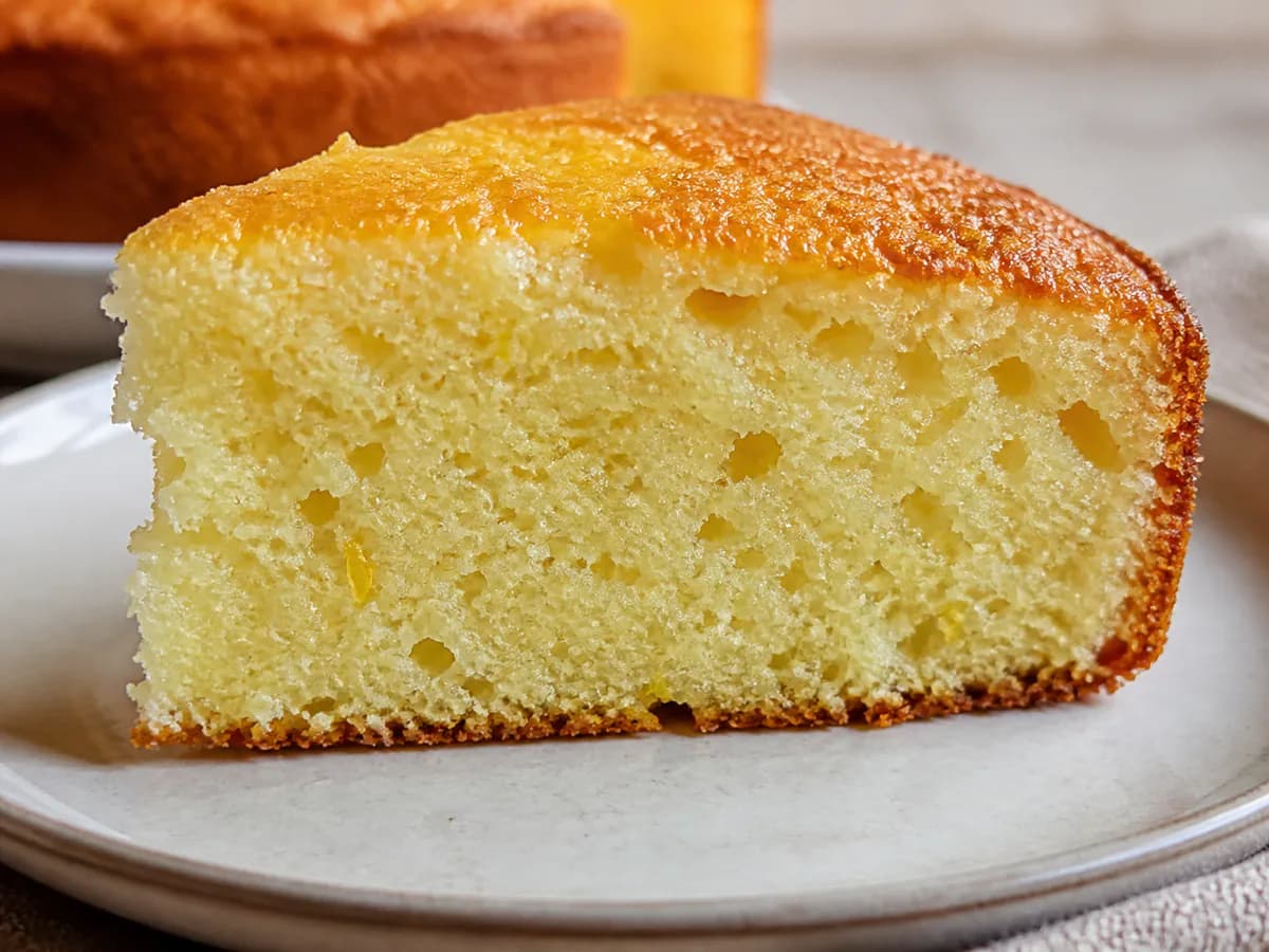 Pormenor de uma porção de Bolo de Iogurte Fofo com Limão