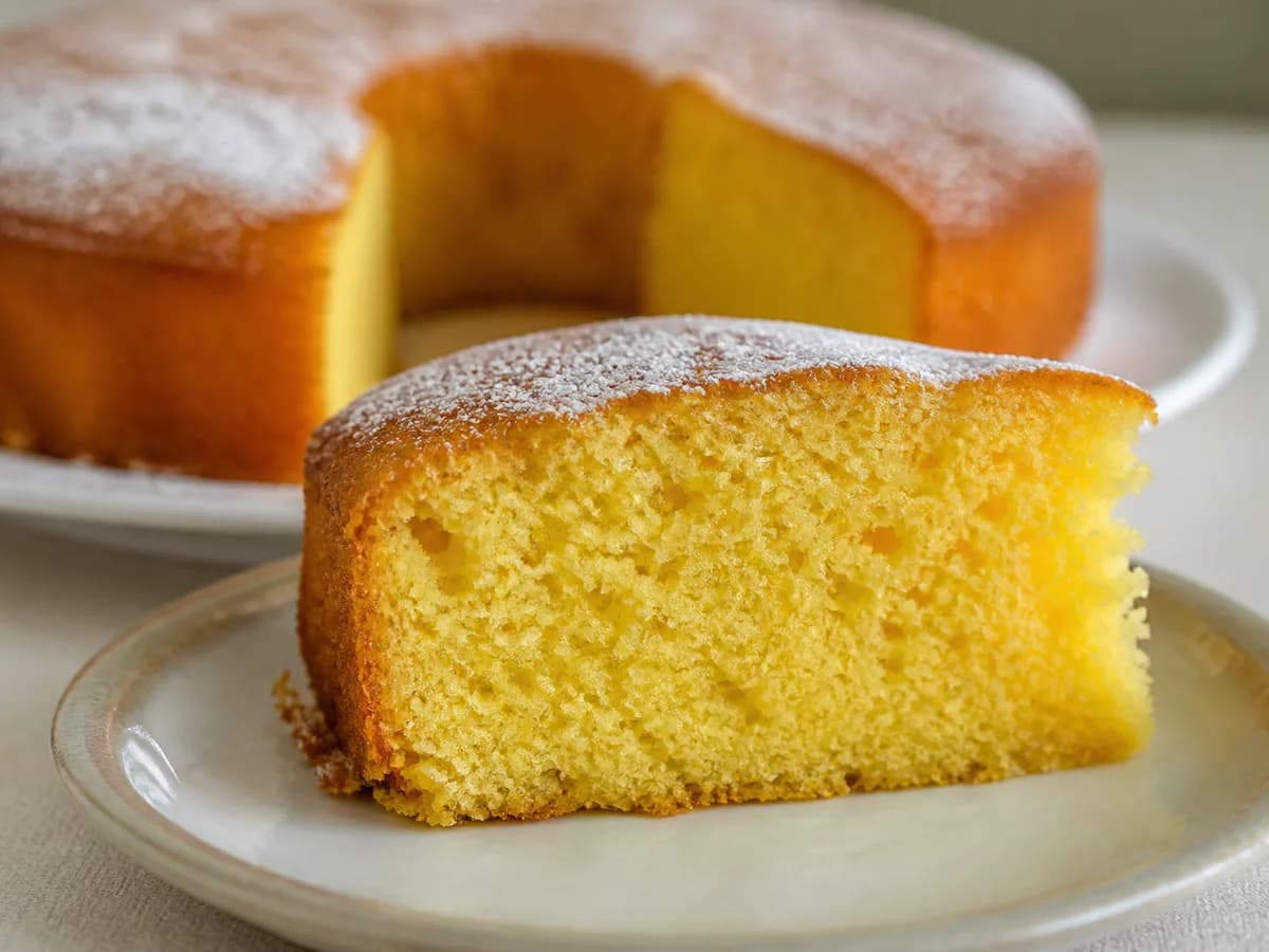 Pormenor de uma porção de Bolo de Laranja Fofo