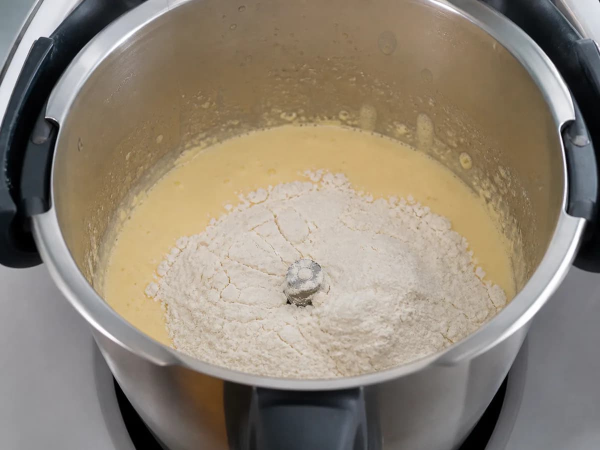 Preparação de Bolo de Laranja Bimby durante a confeção