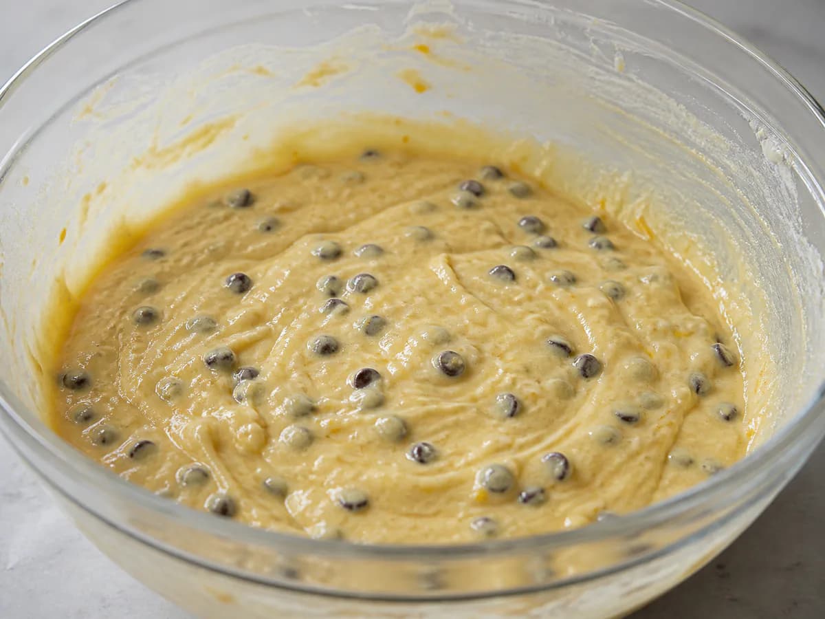 Preparação de Bolo de Laranja com Pepitas de Chocolate durante a confeção