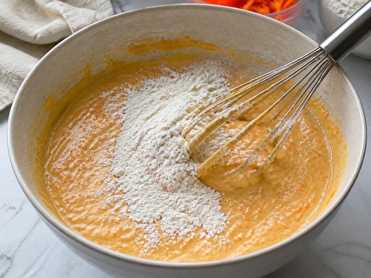 Preparação de Bolo de Laranja e Cenoura no Liquidificador durante a confeção