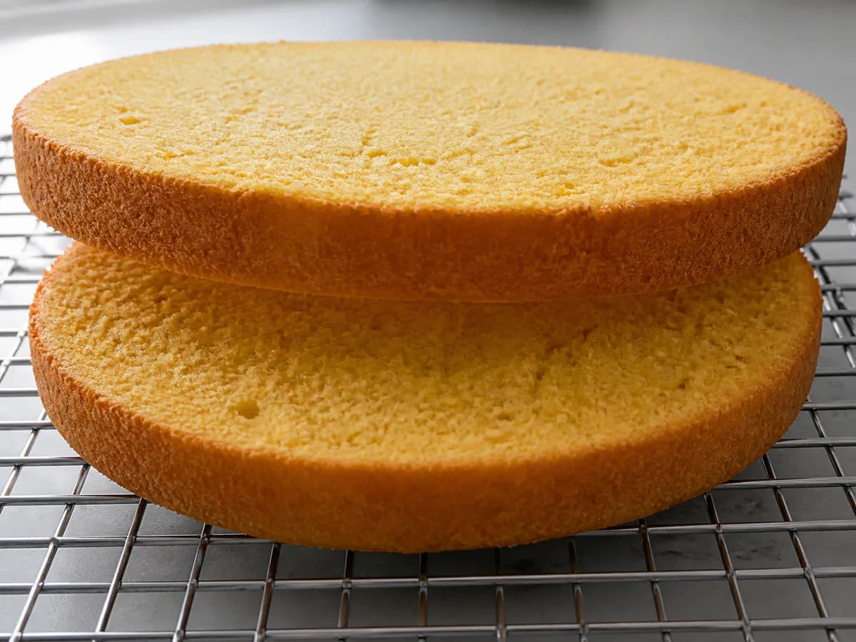 Preparação de Bolo de Laranja Muito Fofinho Recheado com Creme de Laranja durante a confeção