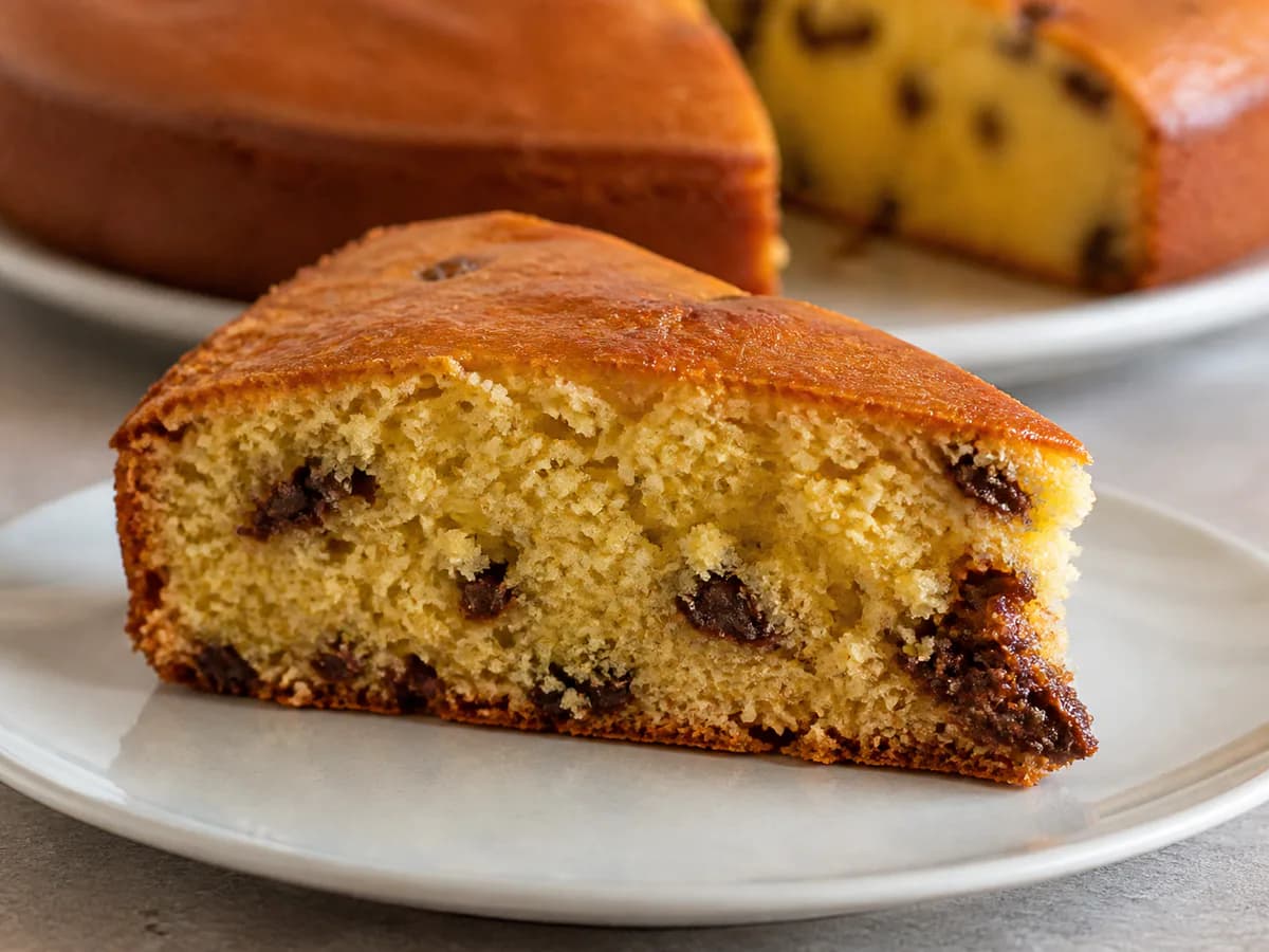 Pormenor de uma porção de Bolo de Leite com Pepitas de Chocolate
