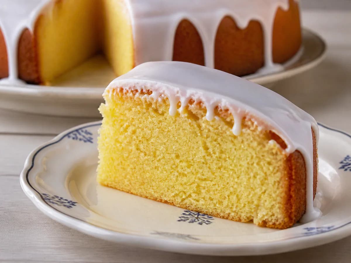 Pormenor de uma porção de Bolo de Limão com Cobertura de Glacê