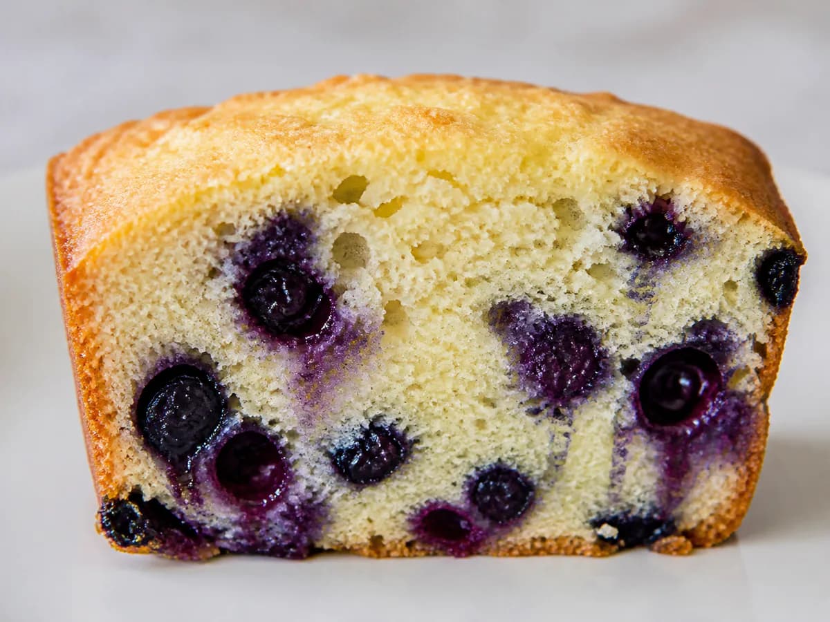 Pormenor de uma porção de Bolo de Limão e Mirtilos