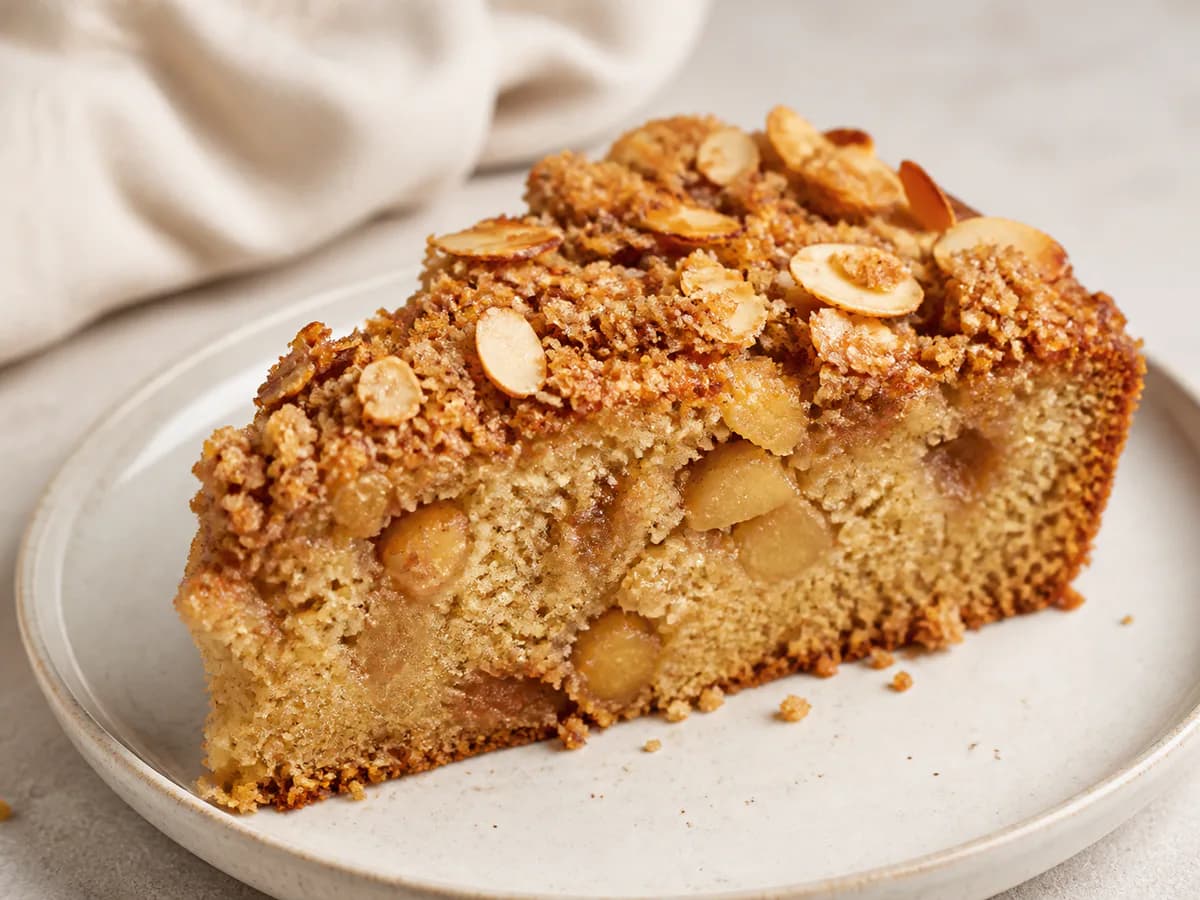 Pormenor de uma porção de Bolo de Maçã com Crumble de Amêndoa