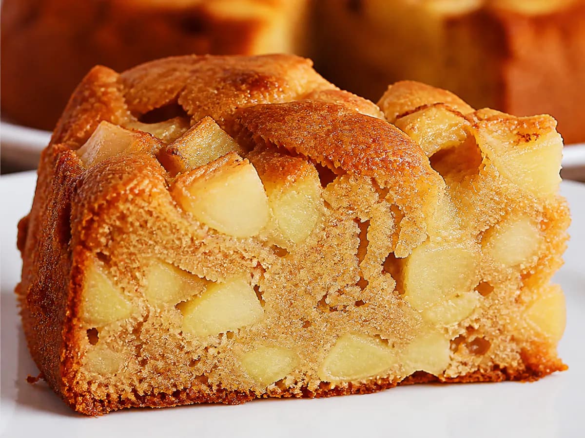 Pormenor de uma porção de Bolo de Maçã com Óleo e Leite