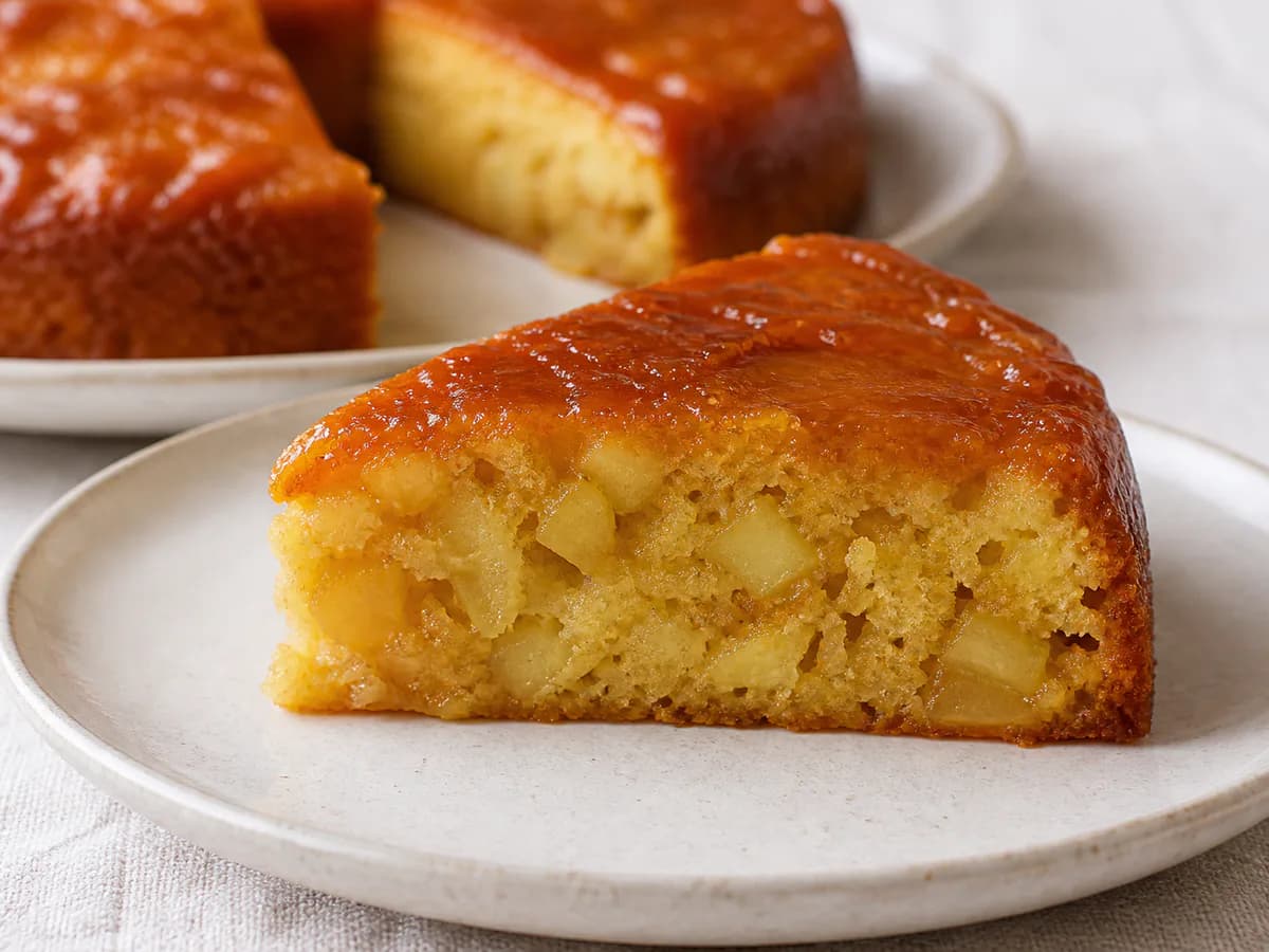 Pormenor de uma porção de Bolo de Maçã e Caramelo com Bimby