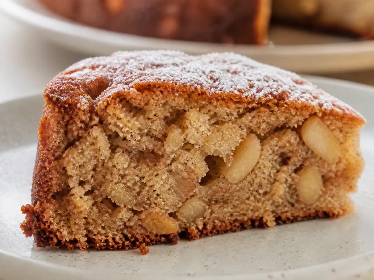 Pormenor de uma porção de Bolo de Maçã e Nozes