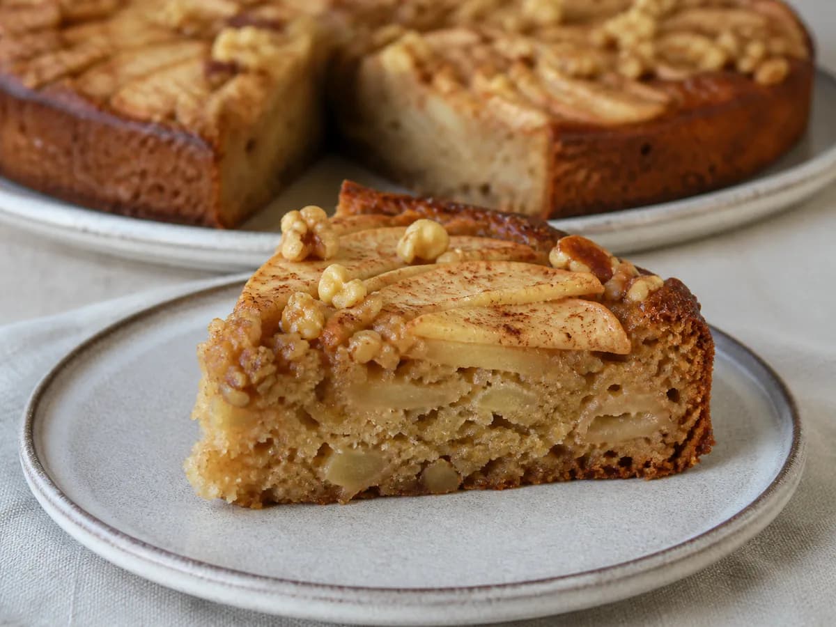 Pormenor de uma porção de Bolo de Maçã Fatiada com Nozes