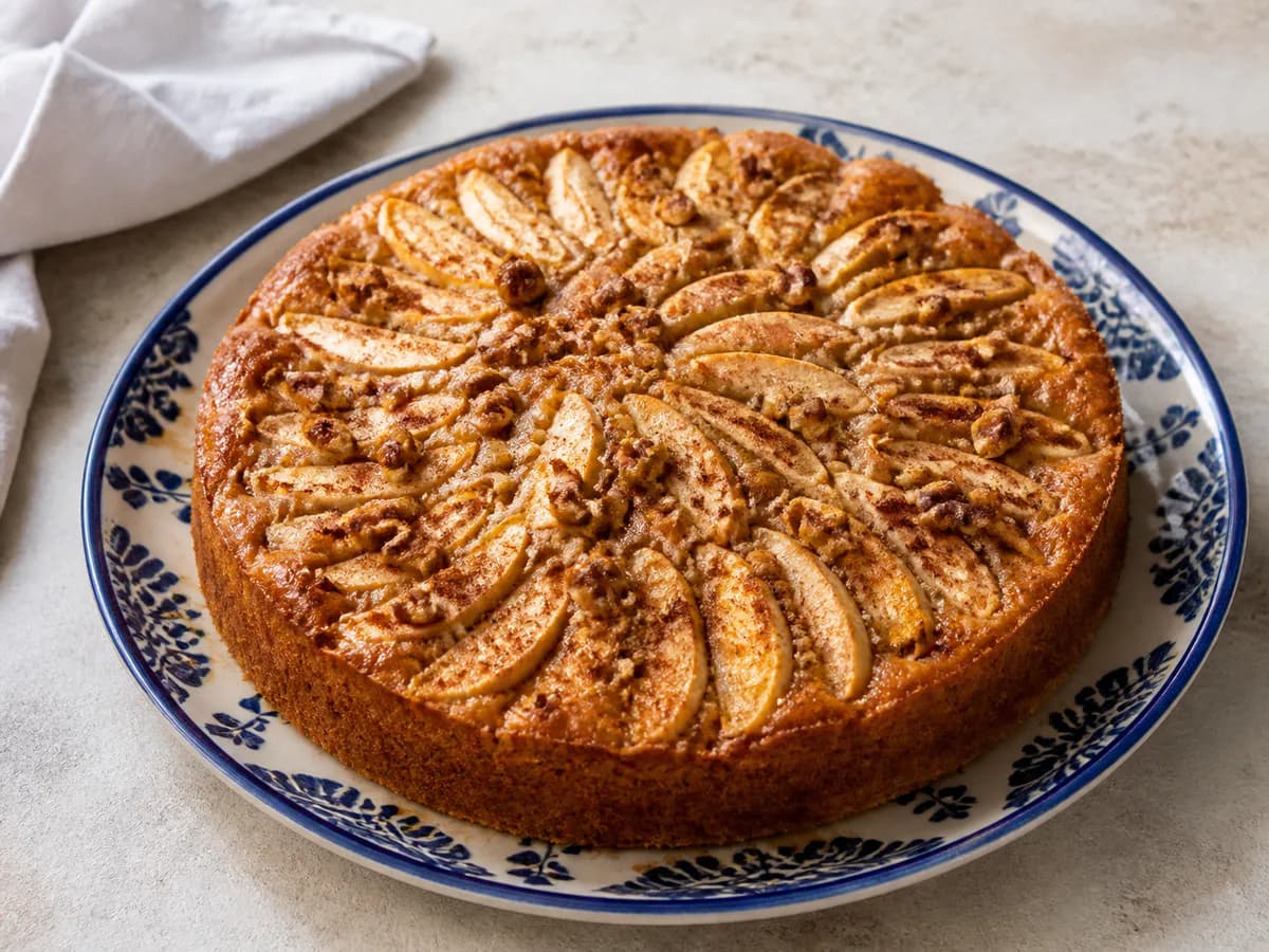 Bolo de Maçã Fatiada com Nozes
