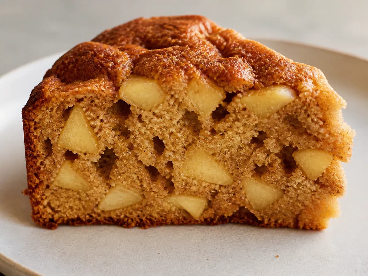 Pormenor de uma porção de Bolo de Maçã, Mel e Especiarias