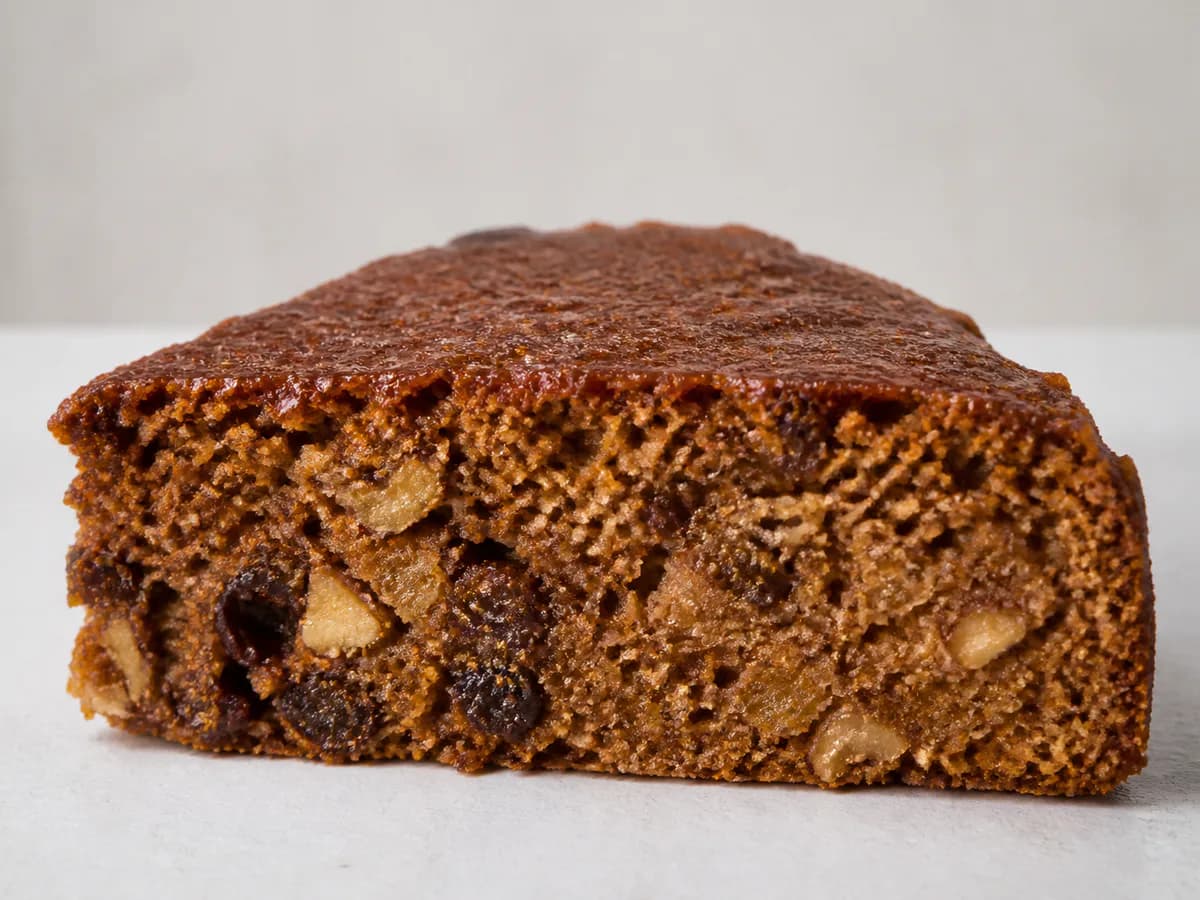 Pormenor de uma porção de Bolo de Mel Algarvio