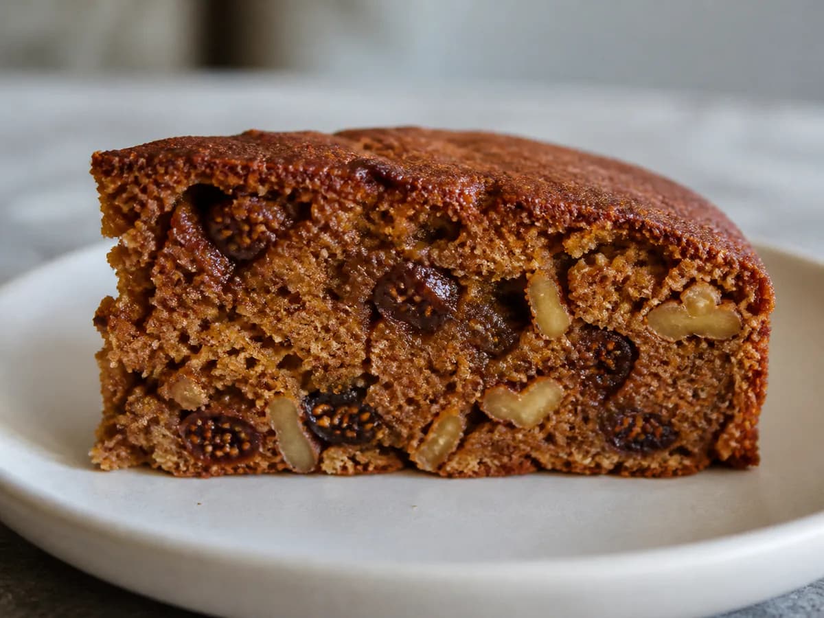 Pormenor de uma porção de Bolo de Mel com Nozes e Figos Secos