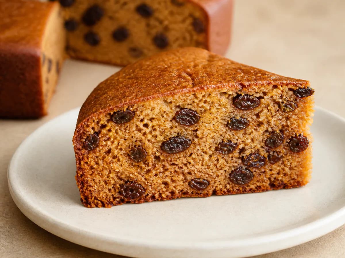 Pormenor de uma porção de Bolo de Mel e Passas