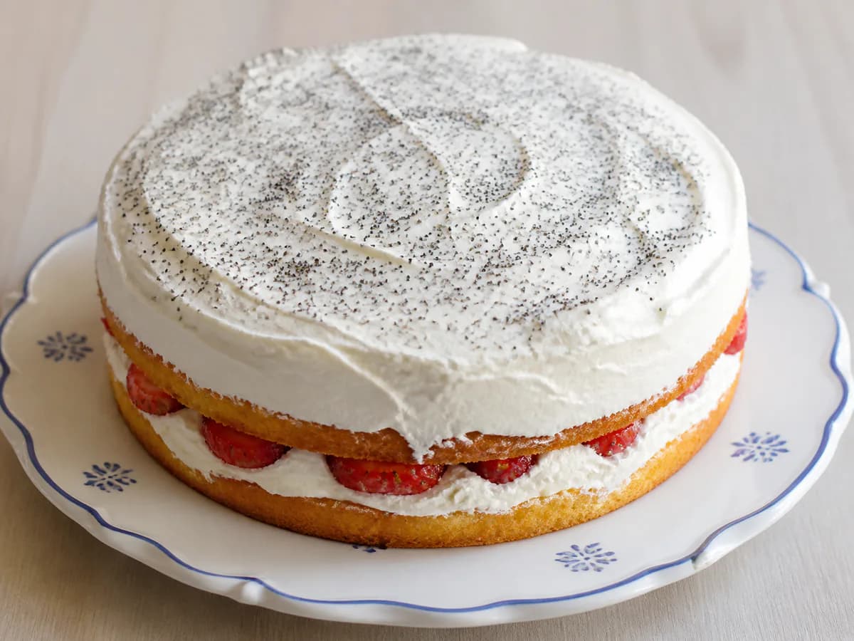 Bolo de Morangos e Chantilly com Sementes de Papoila