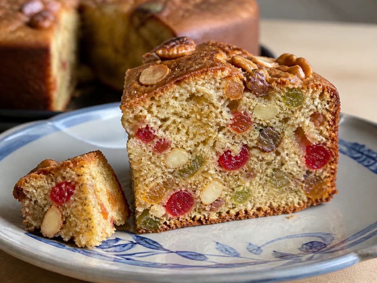 Pormenor de uma porção de Bolo de Natal com Erva Doce, Frutos Secos e Fruta Cristalizada