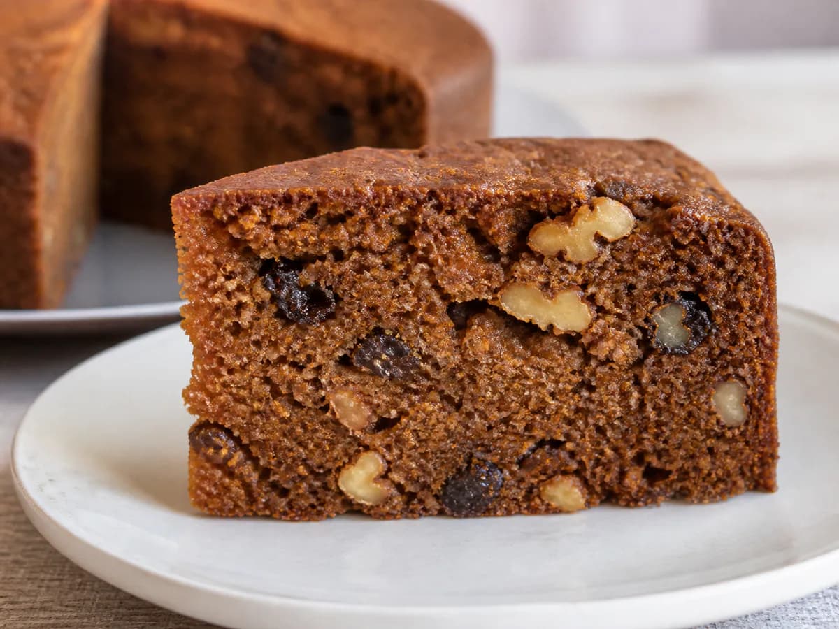 Pormenor de uma porção de Bolo de Natal de Especiarias