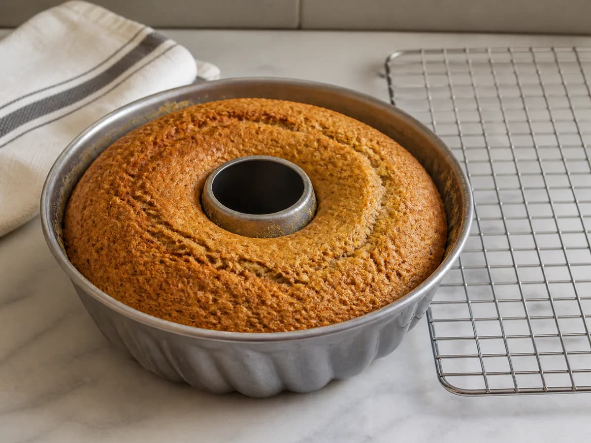 Preparação de Bolo de Nozes com leite condensado e Morangos durante a confeção