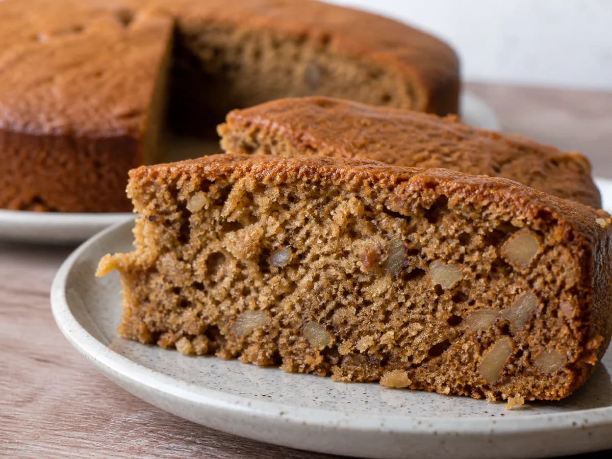 Pormenor de uma porção de Bolo de Nozes e Café