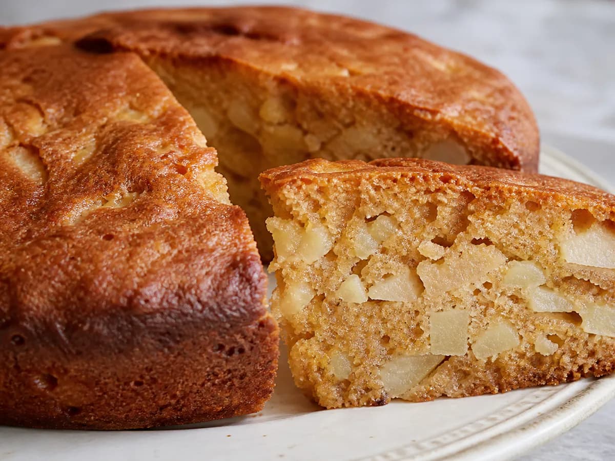 Pormenor de uma porção de Bolo de Pera e Canela