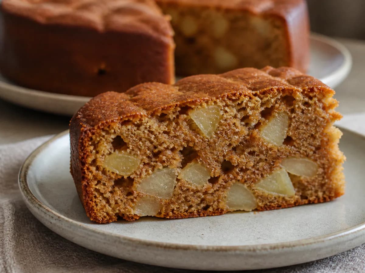 Pormenor de uma porção de Bolo de Pera e Gengibre