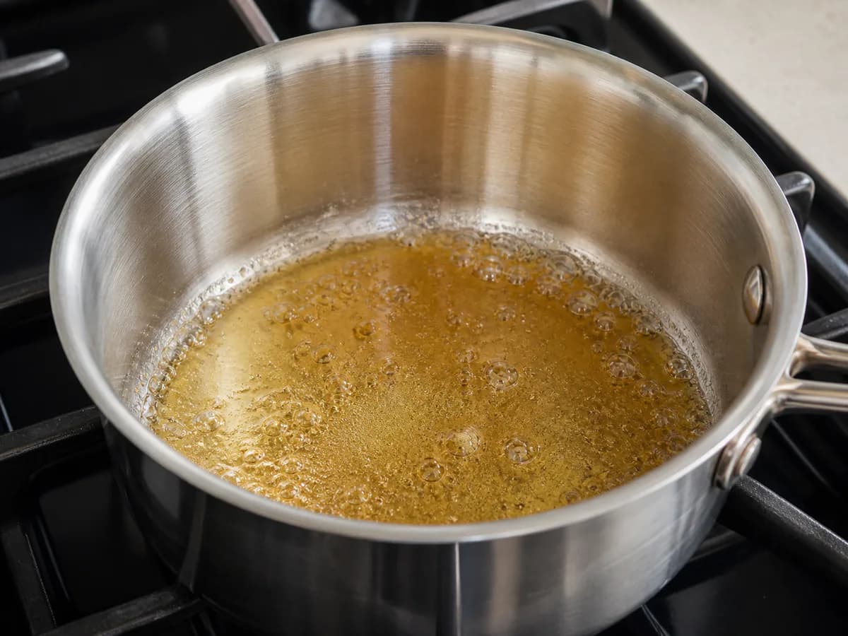 Preparação de Bolo de Pêssego Caramelizado durante a confeção