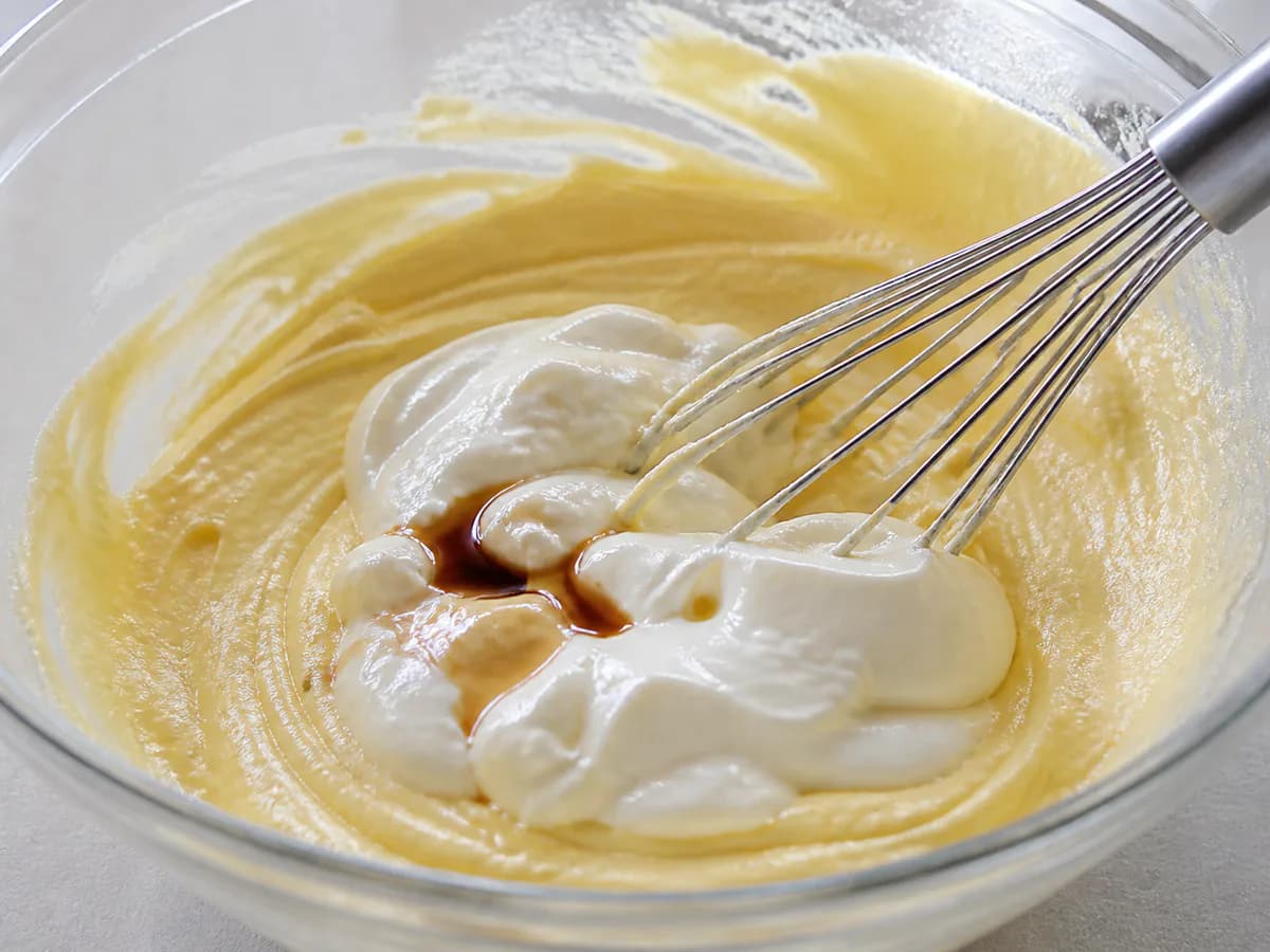 Preparação de Bolo de Requeijão e Canela durante a confeção