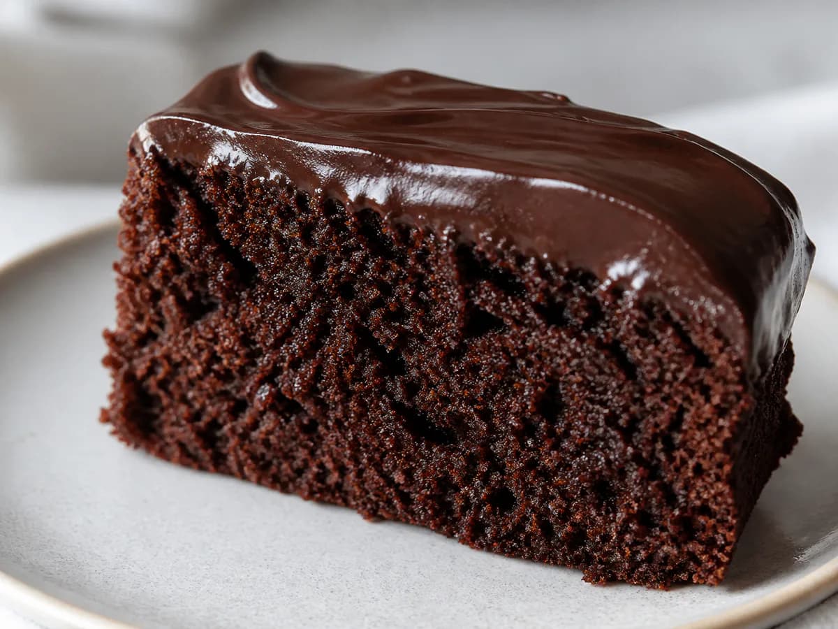 Pormenor de uma porção de Bolo de Tablete de Chocolate com Cobertura de Chocolate