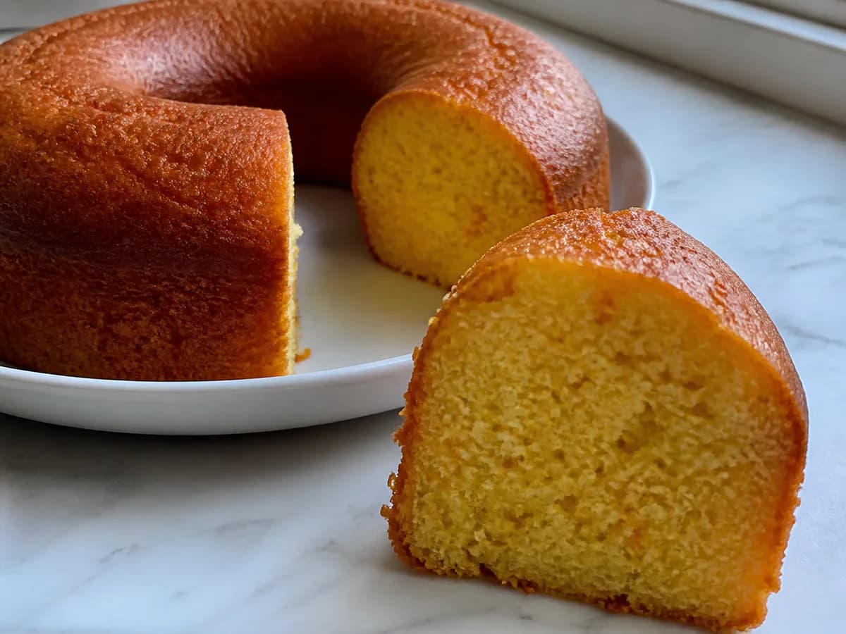 Pormenor de uma porção de Bolo de Tangerina Fofinho