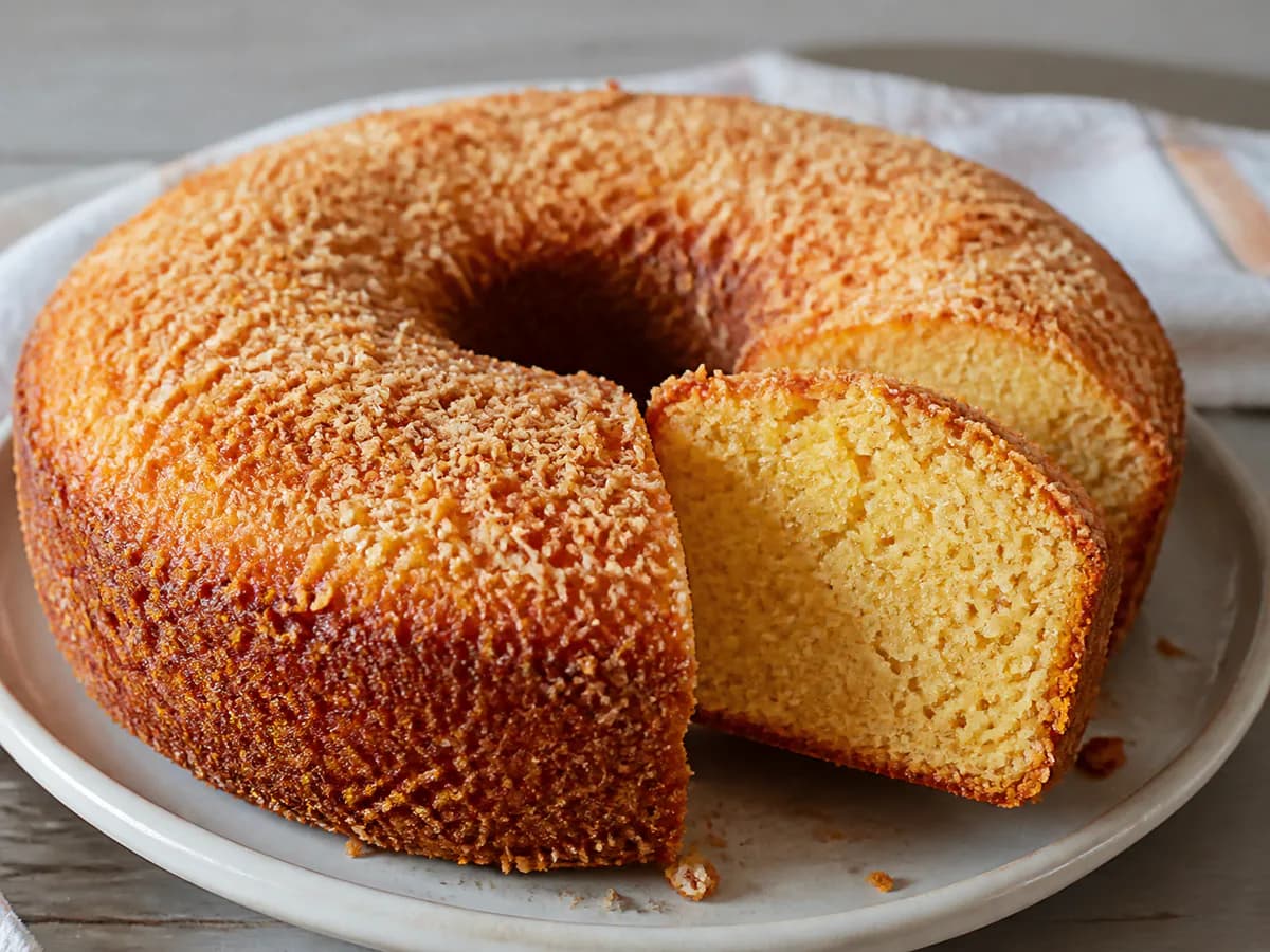 Pormenor de uma porção de Bolo de Tangerina com Coco - Um Clássico Rápido e Frutado