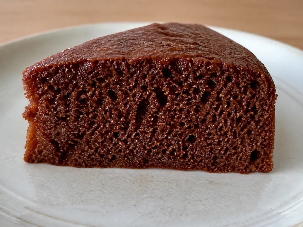 Pormenor de uma porção de Bolo de Vinho do Porto e Canela Bimby