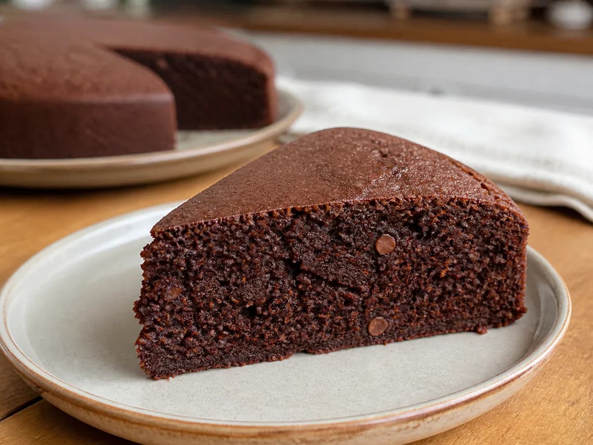 Pormenor de uma porção de Bolo Delícia de Chocolate para Bimby