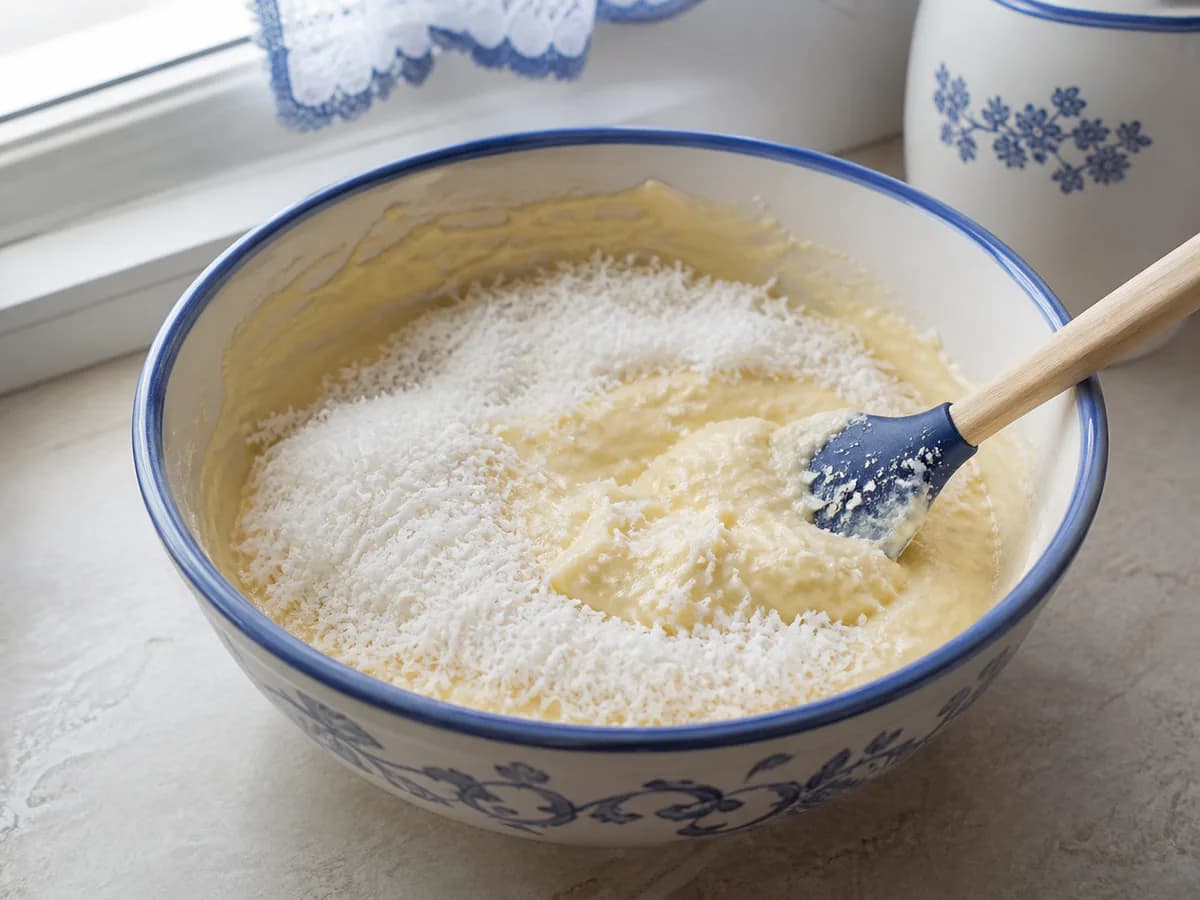 Preparação de Bolo Delícia de Coco durante a confeção
