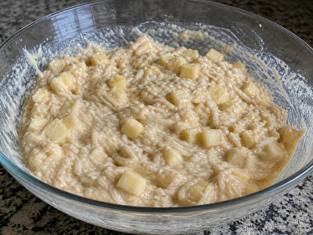 Preparação de Bolo Delicioso de Coco e Maçã durante a confeção