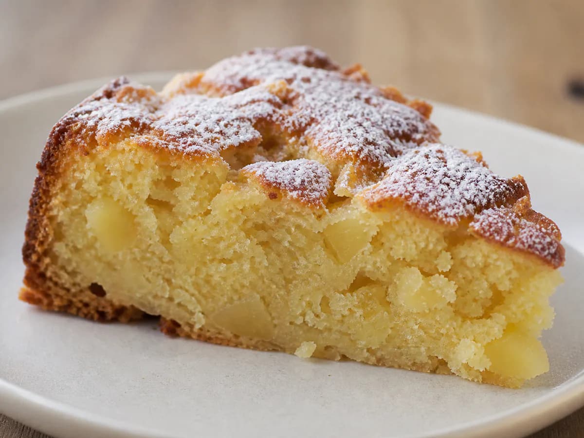 Pormenor de uma porção de Bolo Delicioso de Maçã