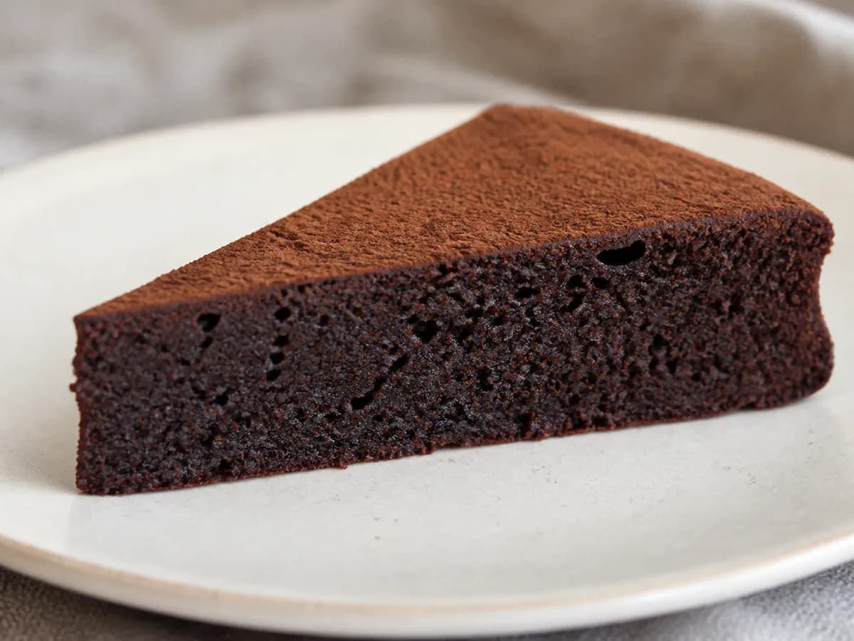 Pormenor de uma porção de Bolo Fino de Chocolate Negro