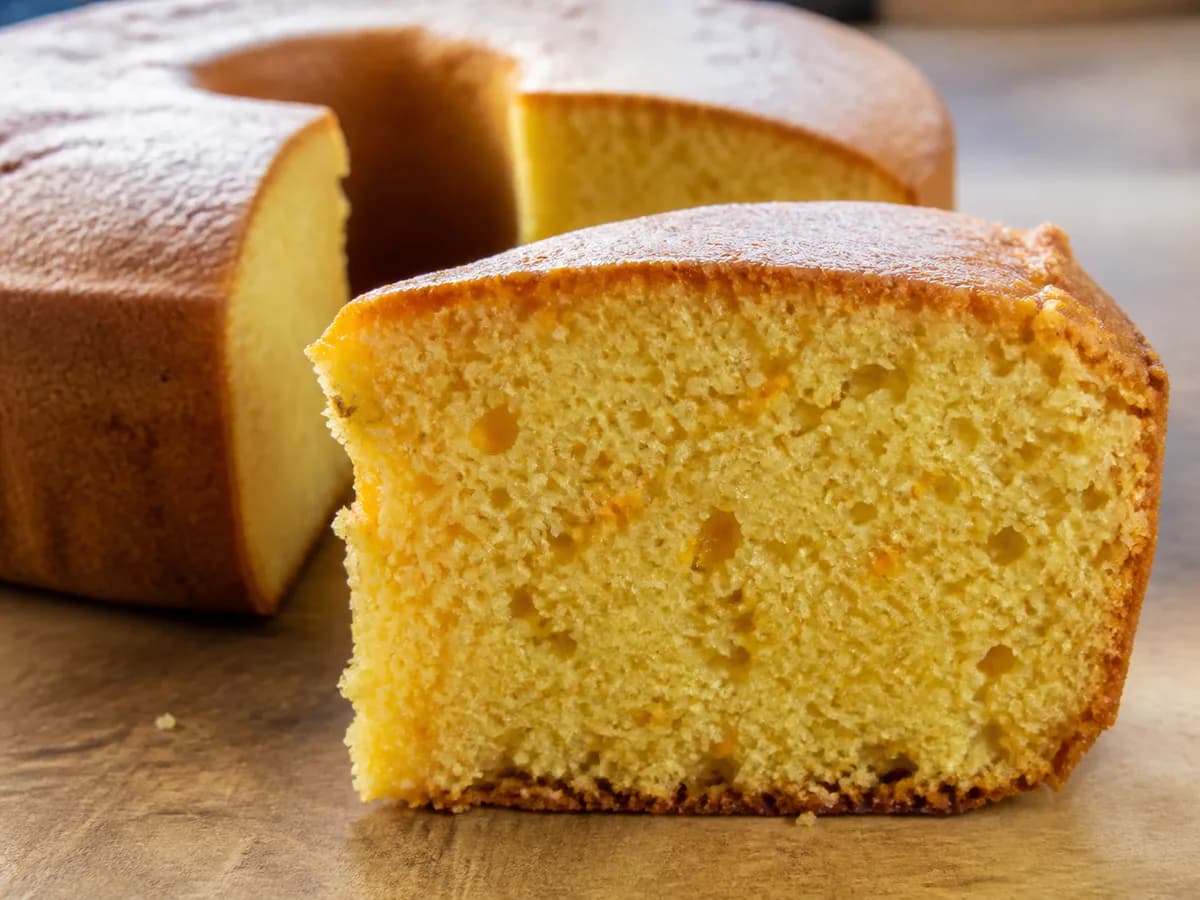 Pormenor de uma porção de Bolo Fofo de Laranja com Medidas em Gramas