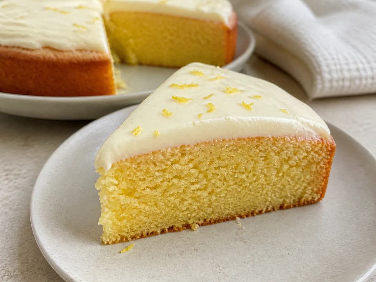 Pormenor de uma porção de Bolo de Limão com Cobertura de Queijo Creme