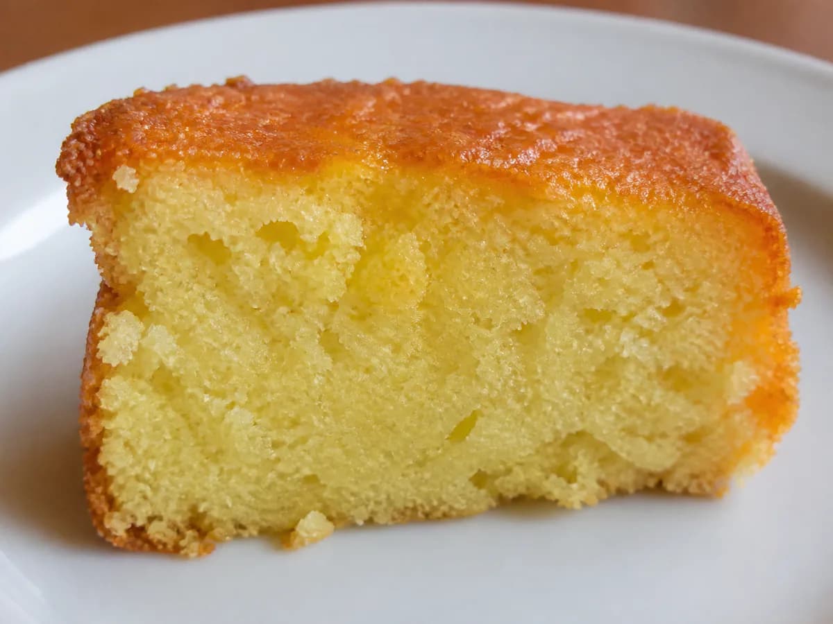 Pormenor de uma porção de Bolo Húmido de Ananás e Coco