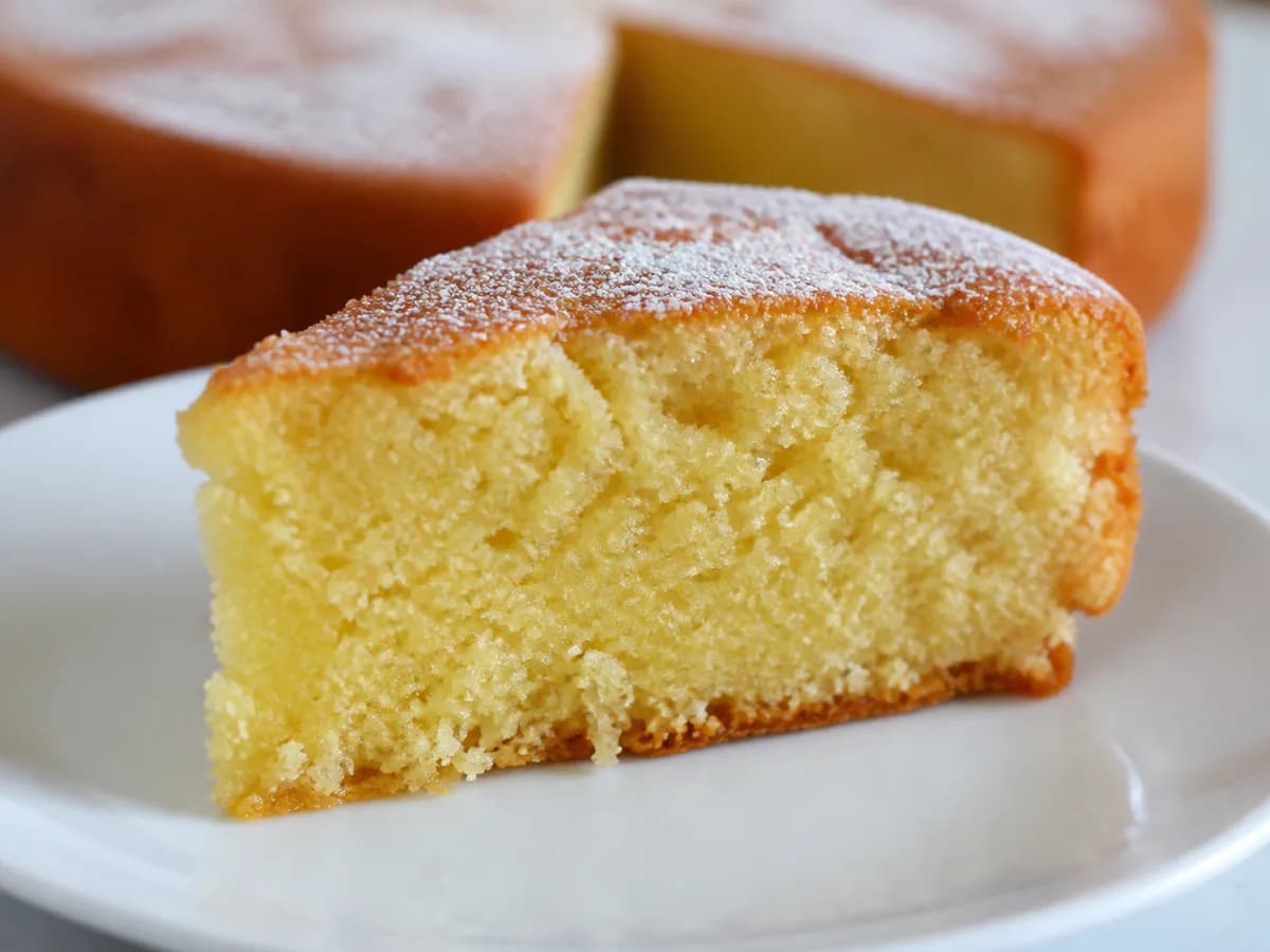 Pormenor de uma porção de Bolo Húmido de Iogurte com Aroma a Limão