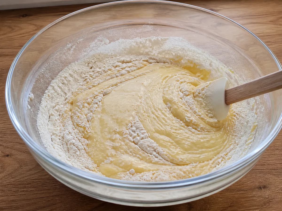 Preparação de Bolo Húmido de Iogurte com Aroma a Limão durante a confeção