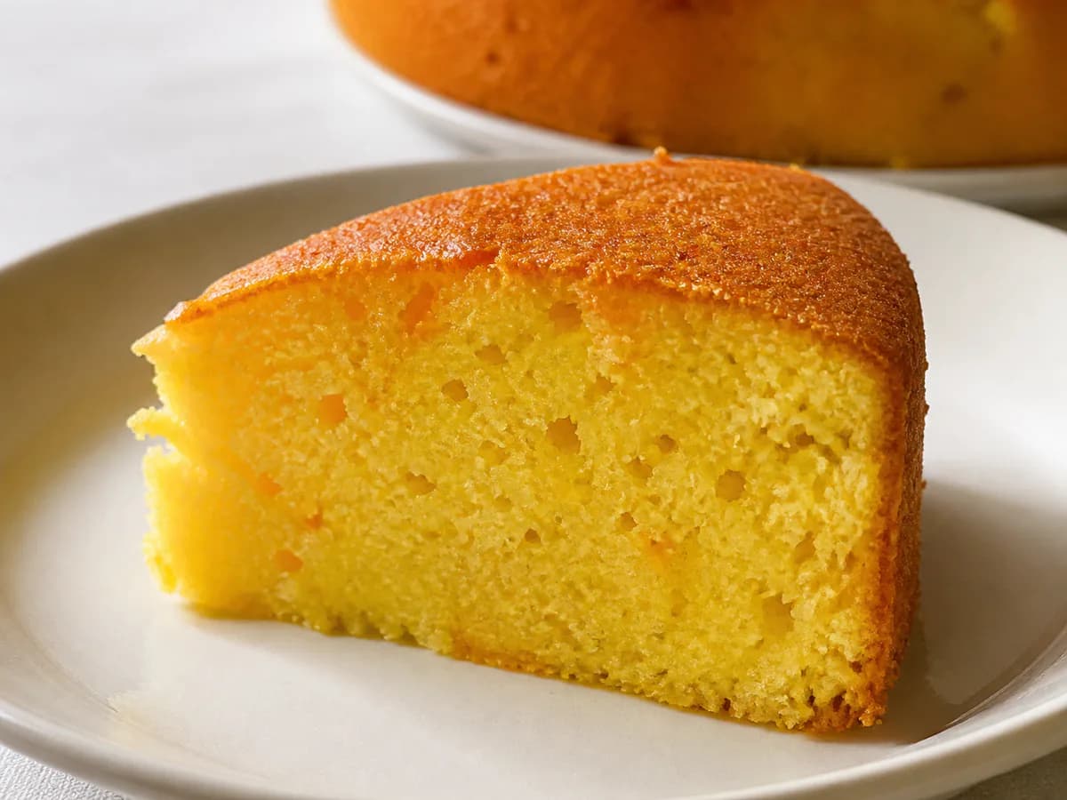 Pormenor de uma porção de Bolo Húmido de Laranja na Bimby