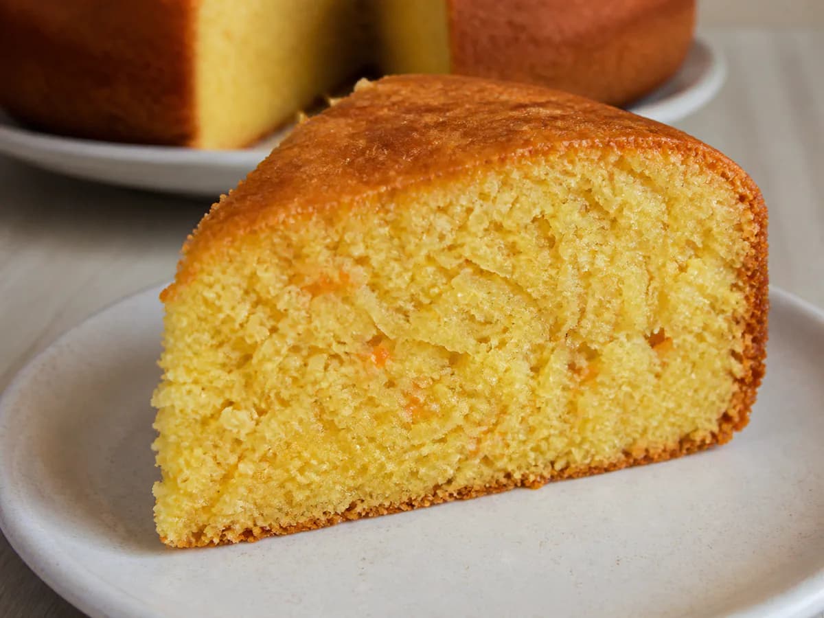 Pormenor de uma porção de Bolo Infalível de Laranja e Coco