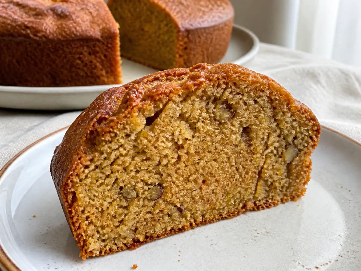 Pormenor de uma porção de Bolo Integral de Laranja e Nozes