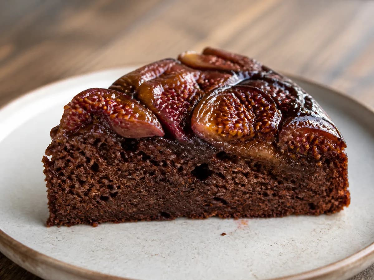 Pormenor de uma porção de Bolo Invertido de Figos, Chocolate e Vinho do Porto