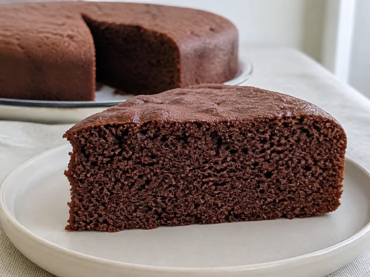 Pormenor de uma porção de Bolo de Iogurte e Chocolate
