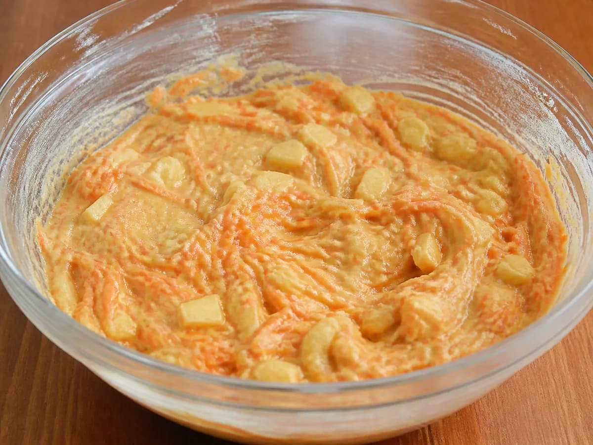 Preparação de Bolo de Maçã e Cenoura durante a confeção