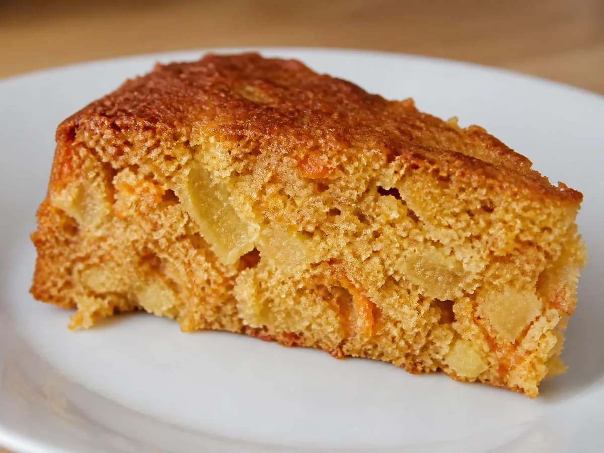 Pormenor de uma porção de Bolo de Maçã e Cenoura