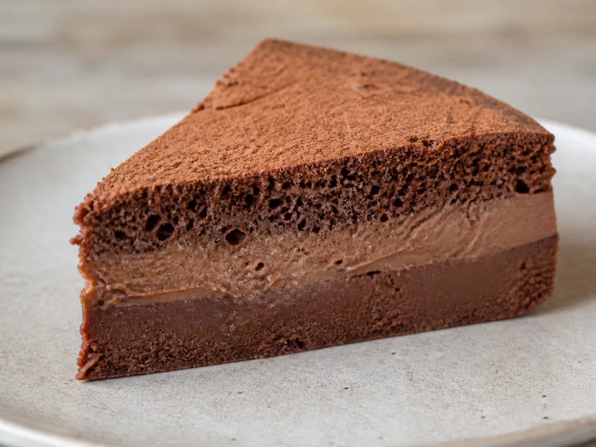 Pormenor de uma porção de Bolo Mágico de Cacau